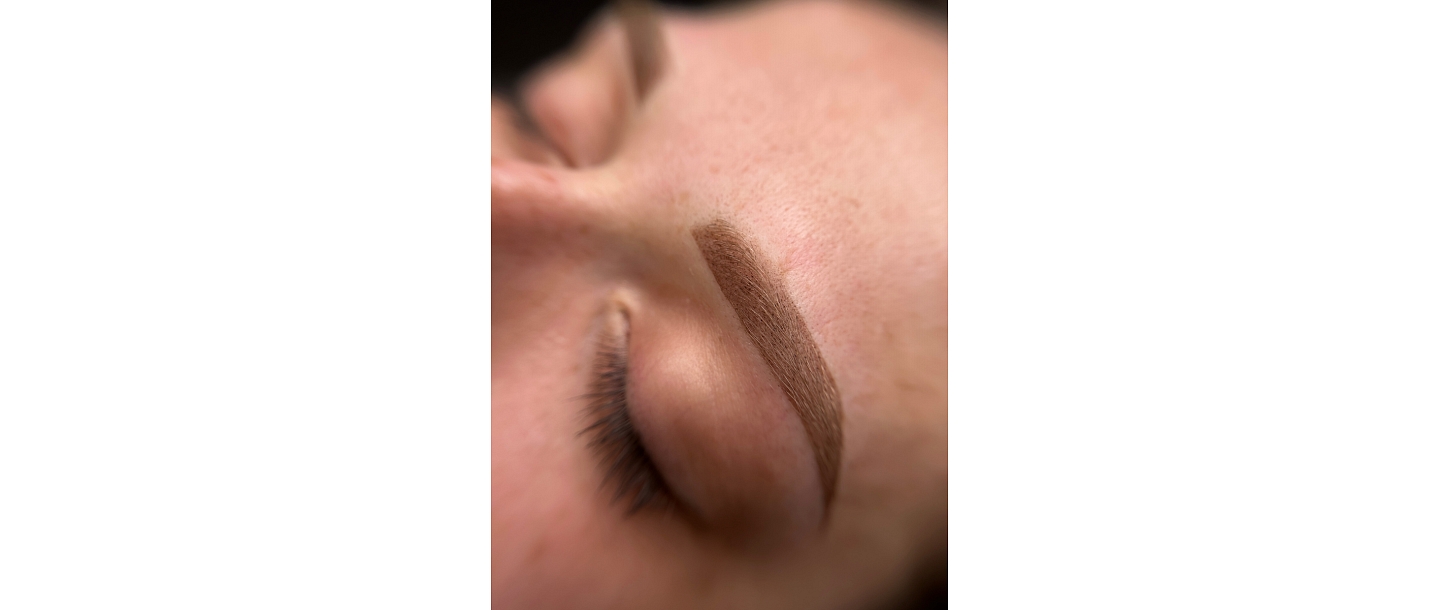 Powder eyebrows immediately after the procedure