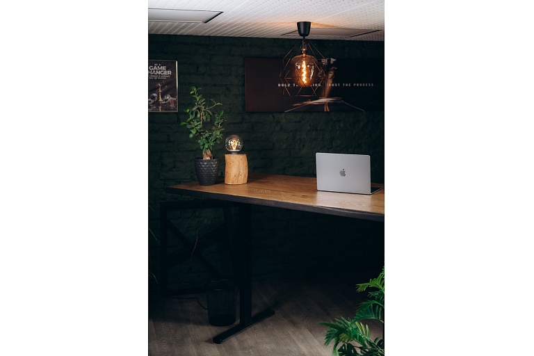 Augstumā regulējami galdi