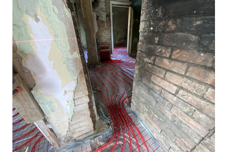 Laying a screed concrete floor