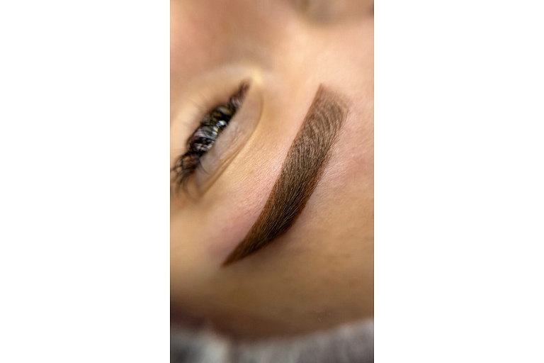 Permanent eyebrow makeup using powder technique immediately after the procedure