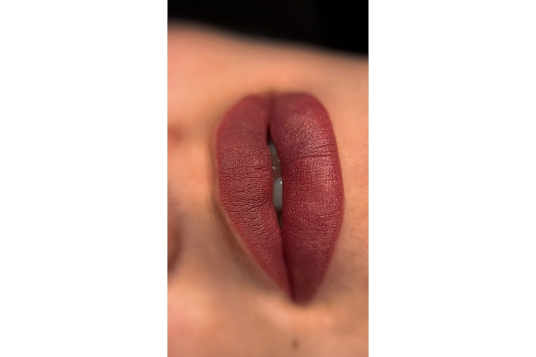 Permanent lip makeup immediately after the procedure