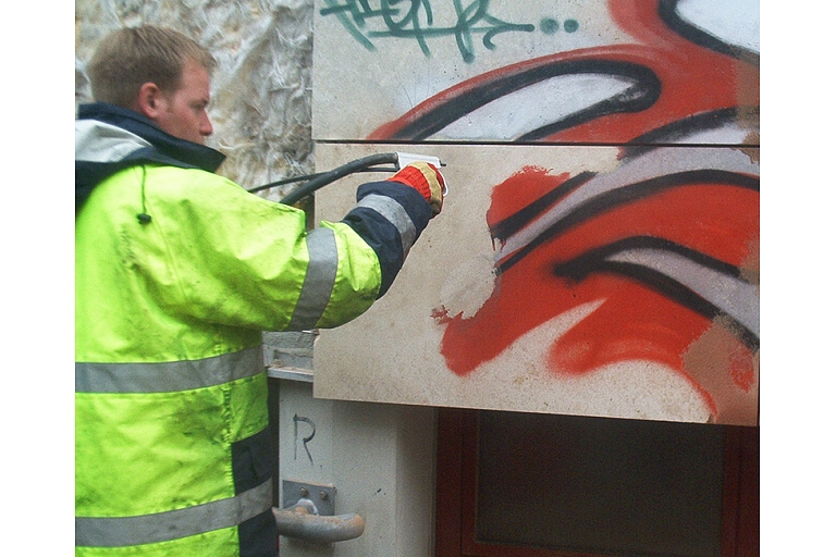 Gentle cleaning of graffiti and other paints
