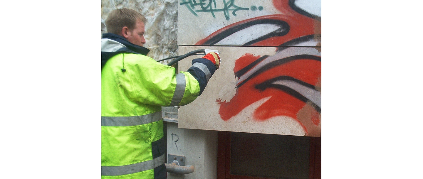 Grafiti un citu krāsojumu saudzīga tīrīšana