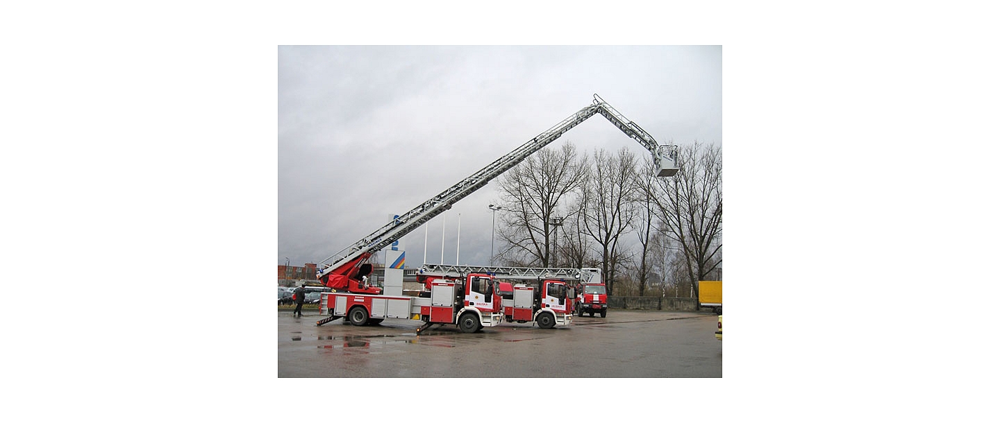 Fire truck with hoist