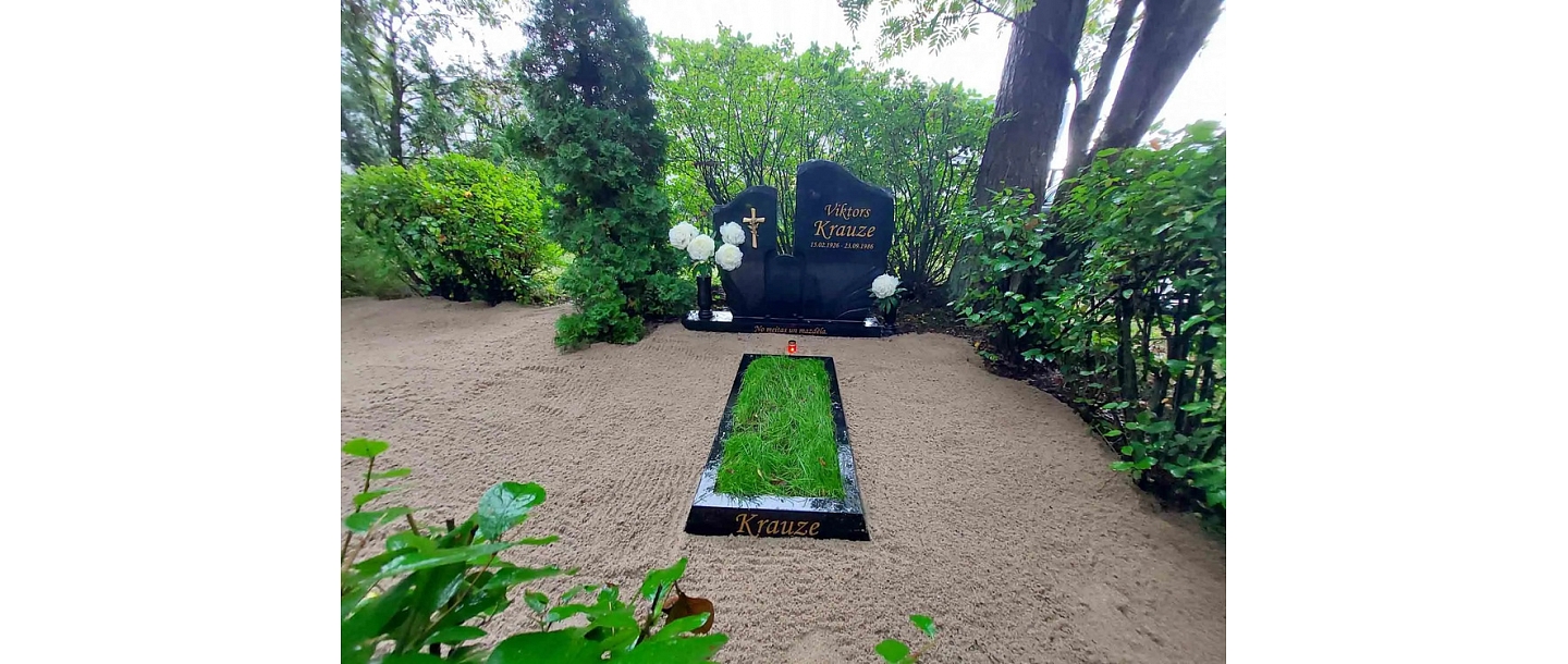 Crossroads, IK - grave curb