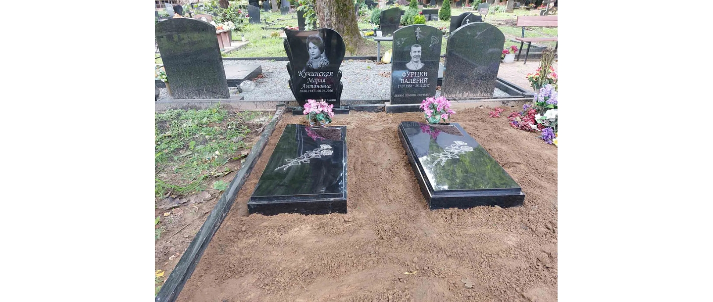 Crossroads, IK - grave curb