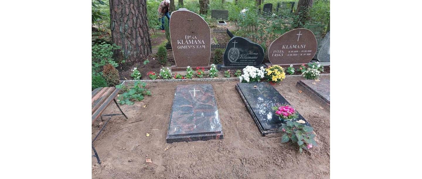 Crossroads, IK - grave curb