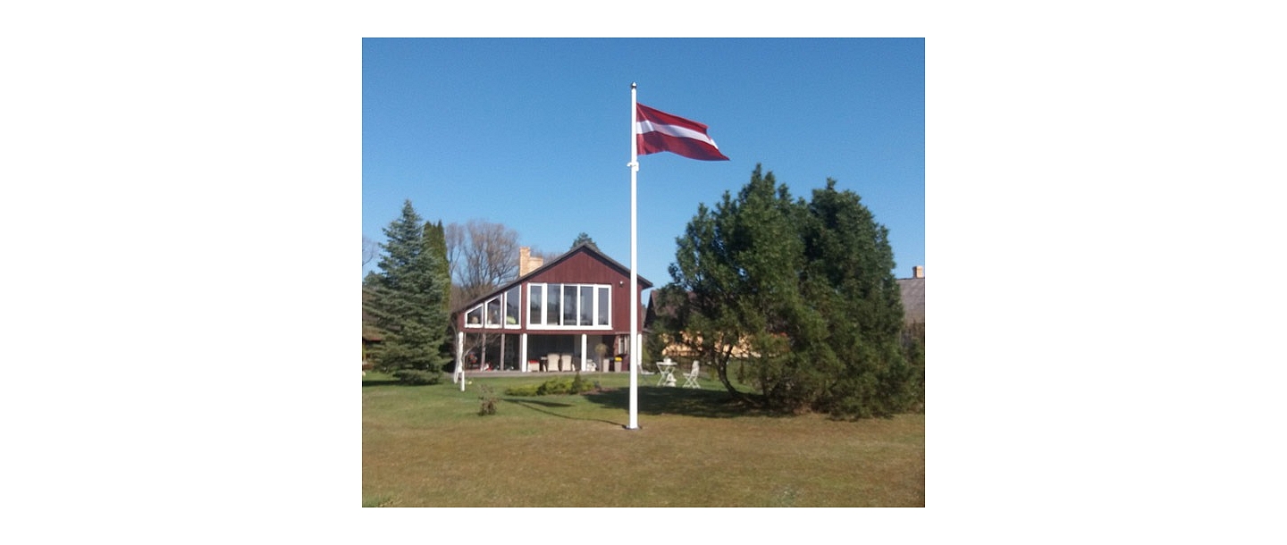 Латвийский флаг во дворе частного дома