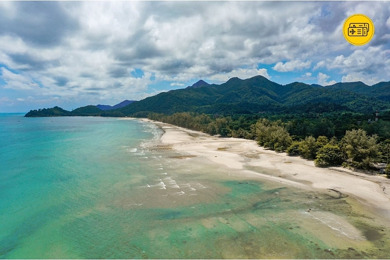 An idyllic and peaceful beach with crystal clear water and stunning scenery – a great place, to relax and enjoy a tropical paradise.
