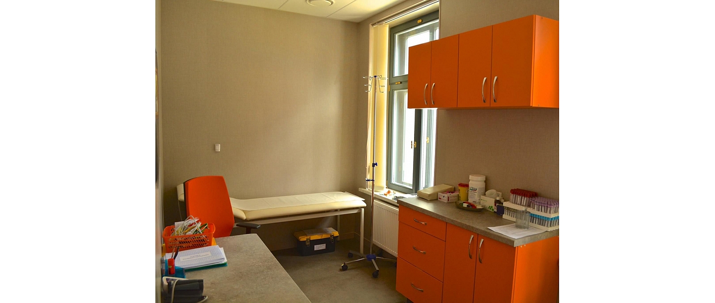 Mūsdienīgs un funkcionāls ārsta kabinets, kas nodrošina komfortablu vidi konsultācijām un izmeklējumiem. Aprīkots ar visu nepieciešamo kvalitatīvai un drošai pacientu aprūpei.