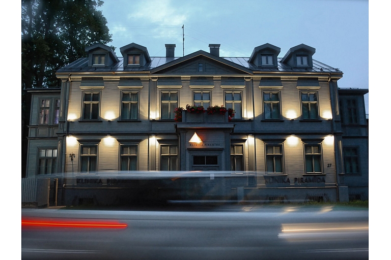 The Pyramid Clinic building in the evening hours – a modern and presentable medical center, where professional care combines with a pleasant environment.