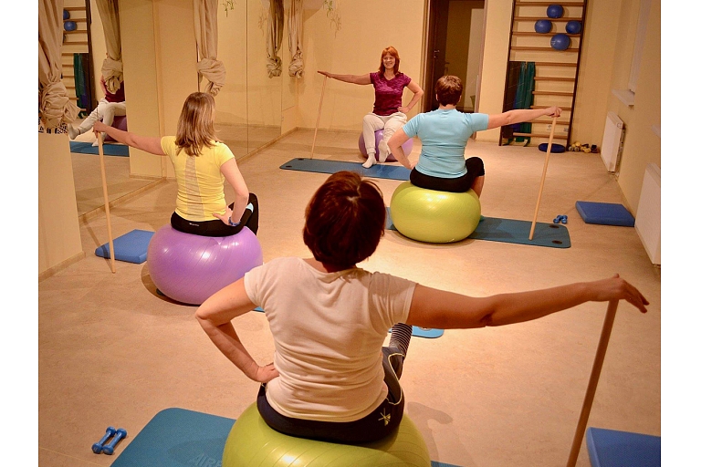 Physiotherapy group class led by an experienced specialist, which helps improve motor functions, posture and general physical well-being.