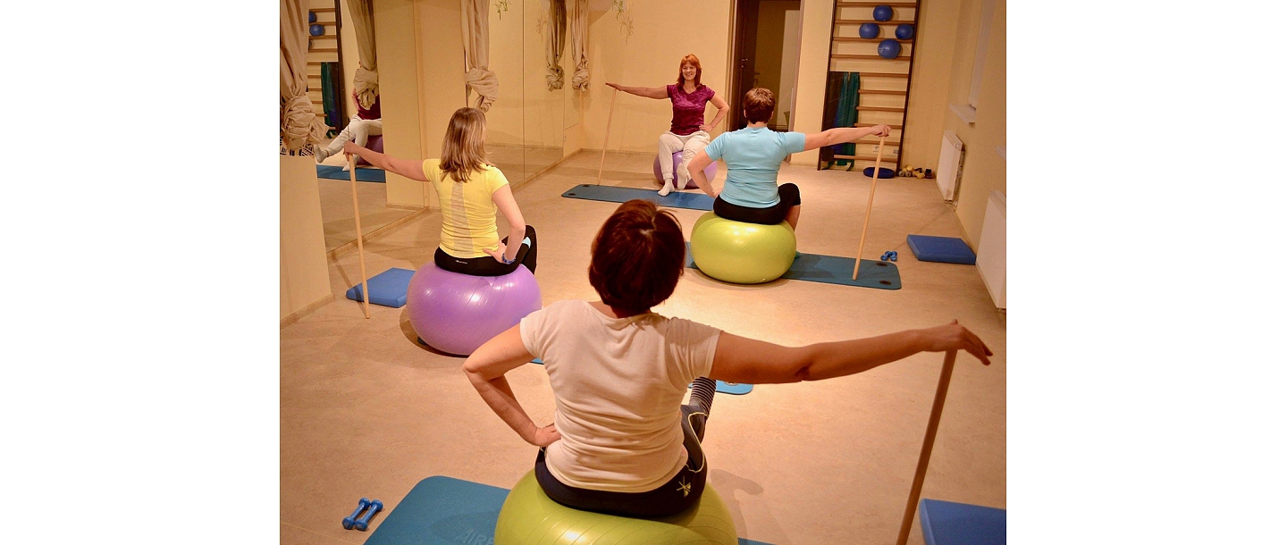 Fizioterapijas grupu nodarbība pieredzējuša speciālista vadībā, kas palīdz uzlabot kustību funkcijas, stāju un vispārējo fizisko labsajūtu.