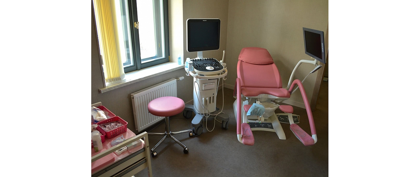 Mūsdienīgs ginekoloģijas kabinets ar augstas precizitātes diagnostikas iekārtām, kas ļauj veikt izmeklējumus precīzi, saudzīgi un droši.
