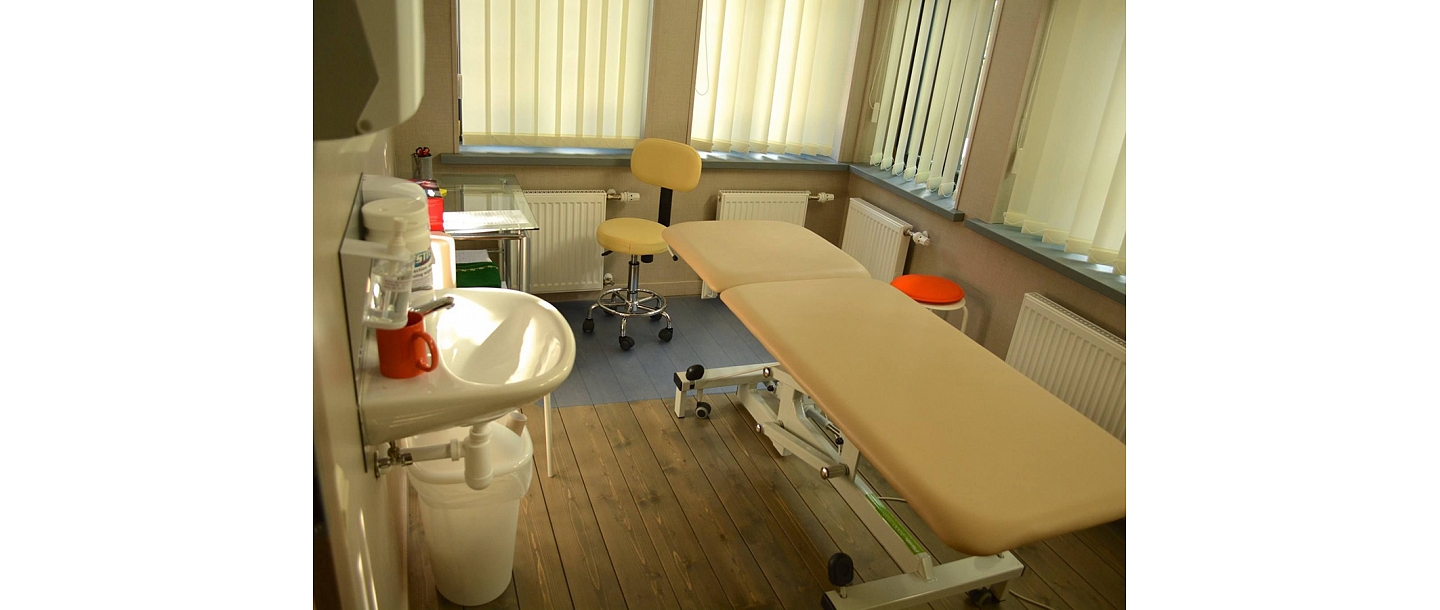 Sterila un ergonomiski aprīkota procedūru telpa, kur tiek nodrošināta profesionāla medicīniskā aprūpe atbilstoši augstākajiem kvalitātes standartiem.