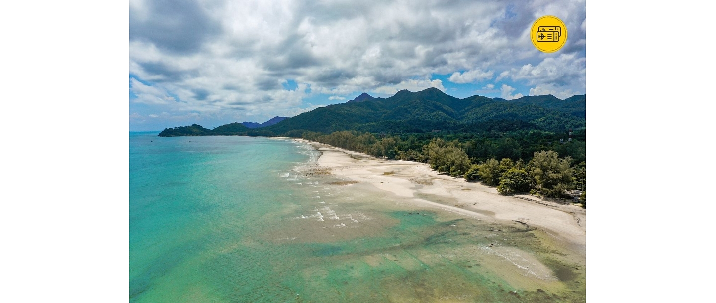 Idilliska un mierīga pludmale ar kristāldzidru ūdeni un brīnišķīgām ainavām – lieliska vieta, lai atpūstos un izbaudītu tropisko paradīzi.