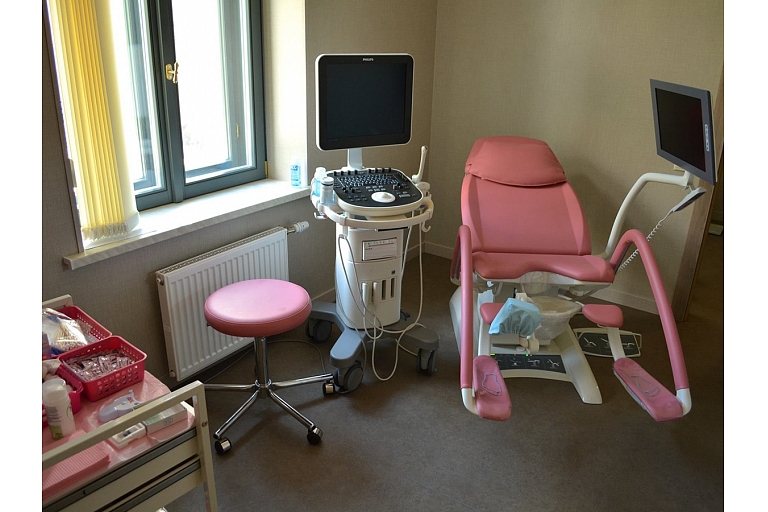 Mūsdienīgs ginekoloģijas kabinets ar augstas precizitātes diagnostikas iekārtām, kas ļauj veikt izmeklējumus precīzi, saudzīgi un droši.