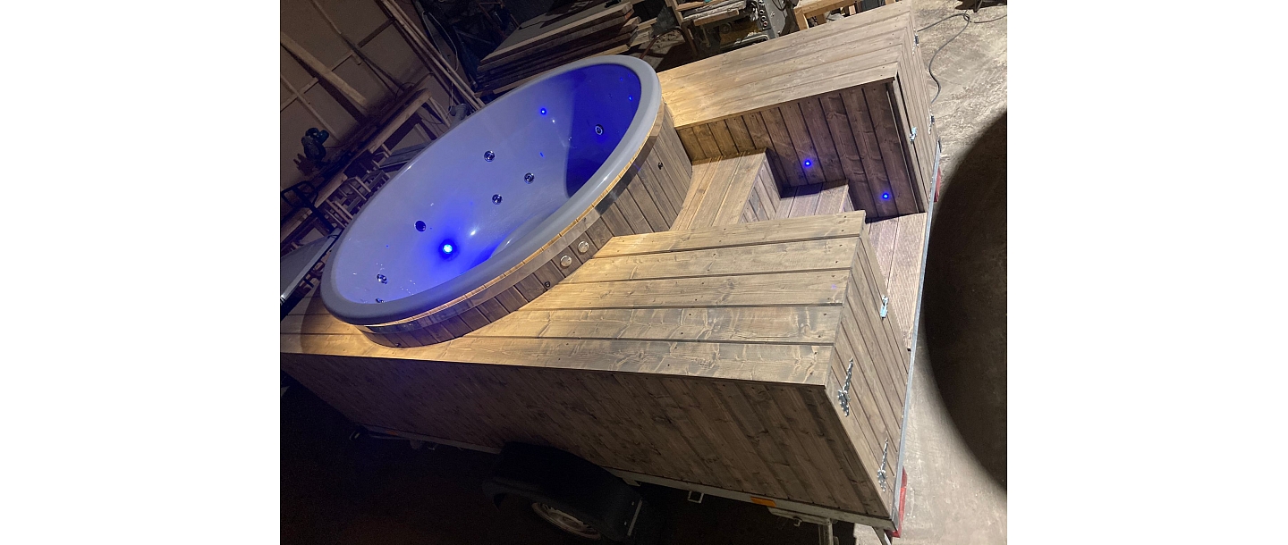 Tub with hydromassage