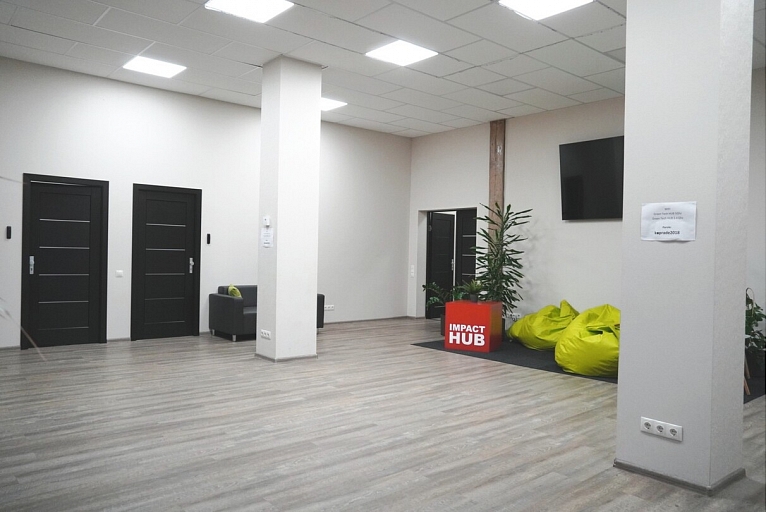Kurzemes Biznesa Inkubators - plaša atvērta telpa ar mūsdienīgiem birojiem