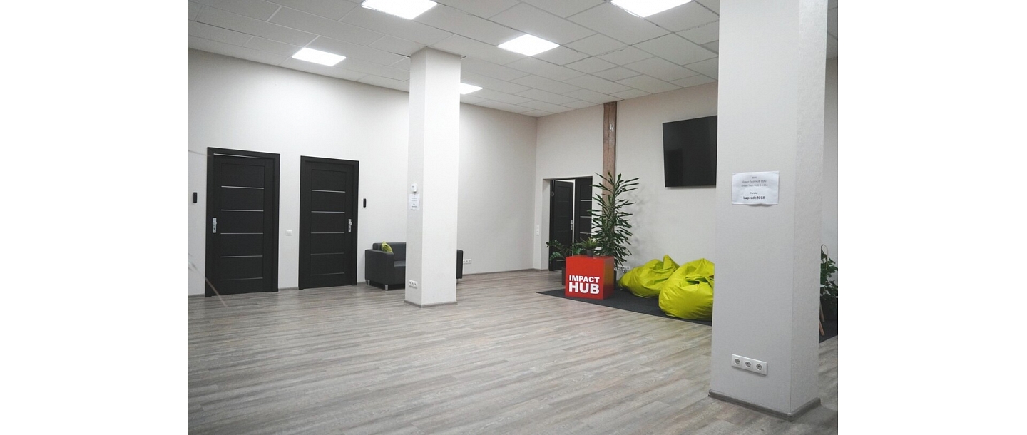 Kurzemes Biznesa Inkubators - plaša atvērta telpa ar mūsdienīgiem birojiem