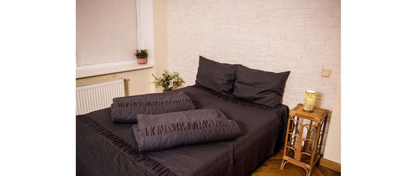 Linen bedding set with fabric pleats