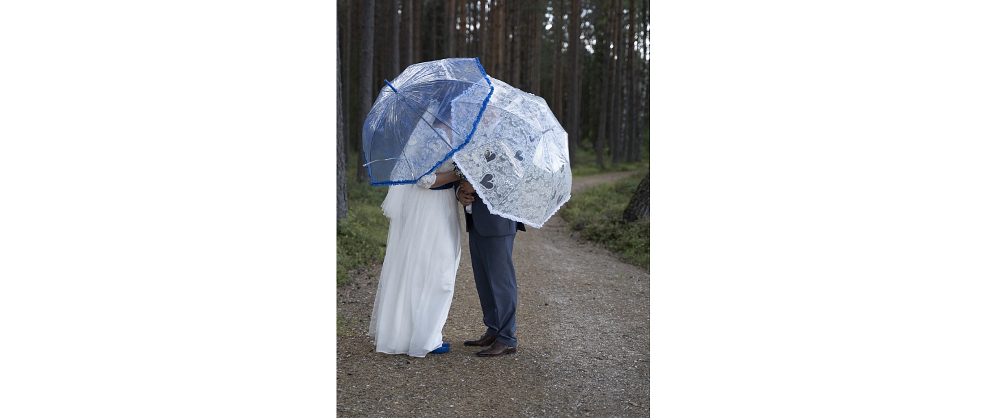 Off-site photo session in an open air