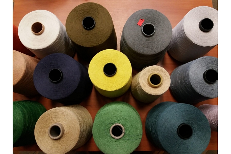 Yarn for machine knitting