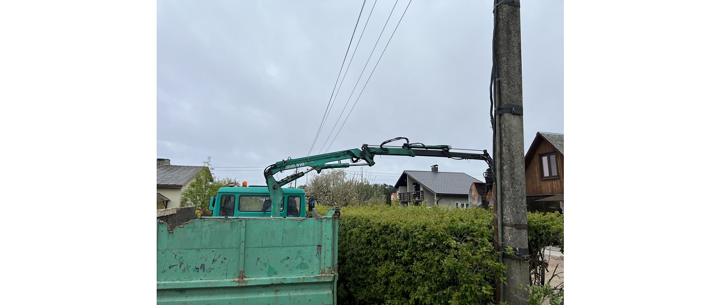 Delivery by manipulator