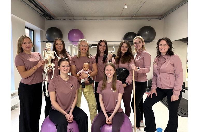 Профессиональная командная работа физиотерапевтов, что помогает восстановиться и улучшить качество жизни.