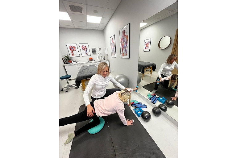 Занятия физиотерапии, адаптировано для детей, используя соответствующие упражнения и техники.