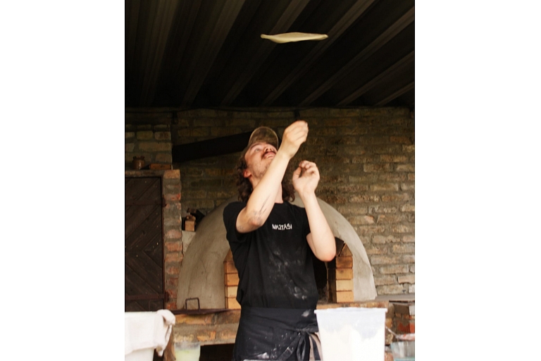 Making pizza according to tradition