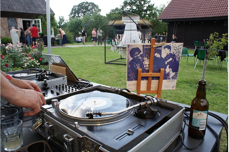 Vinyl sounds outdoors