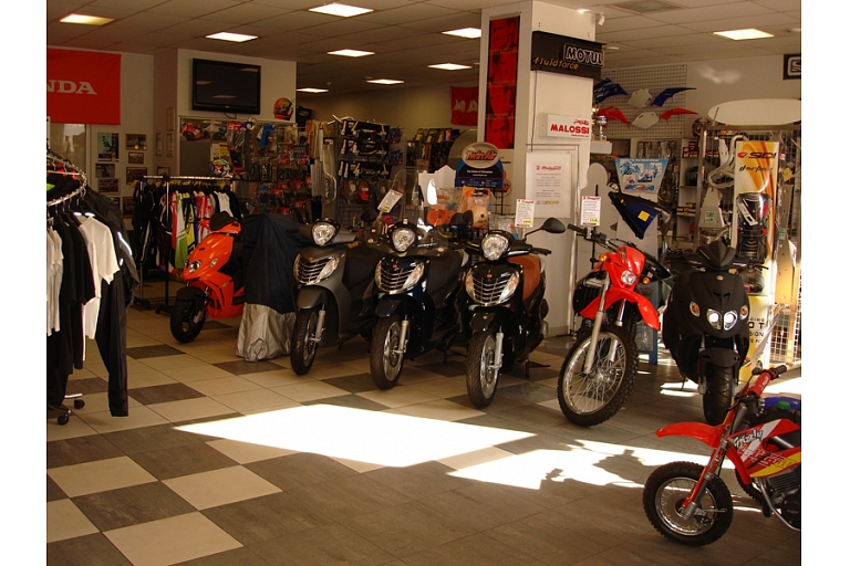 Motorcycles, mopeds, motorollers