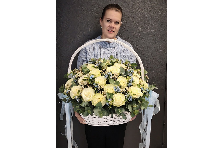 Цветы в корзине