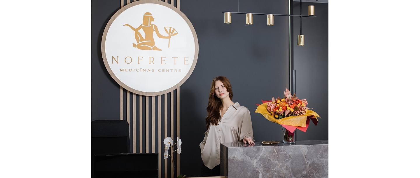 Modern and stylish reception area of Nofrete Medical Center, where a professional team welcomes patients in a friendly and peaceful atmosphere. First impressions, which creates trust and a sense of security.