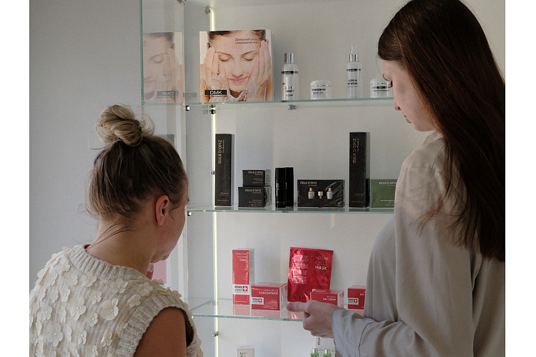 A NoFrēte specialist advises on the most suitable skin care products, helping to choose solutions, that best suits your skin type and needs.