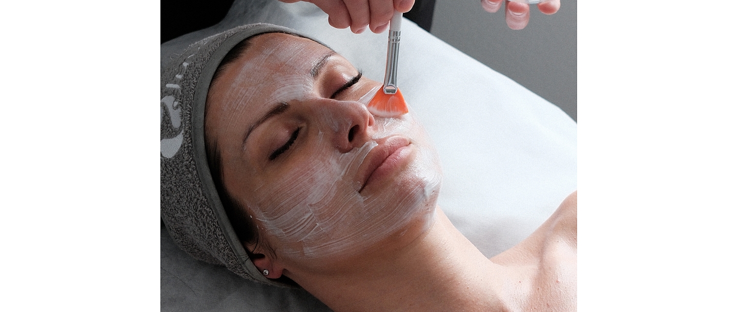 A precise and gentle facial treatment, using high-quality cosmetics to moisturize and restore the skin.