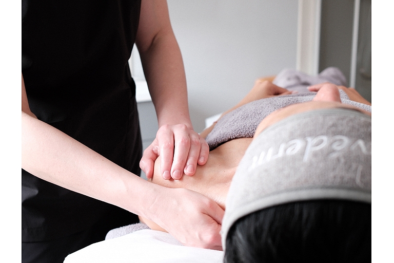 Careful care of the neck and décolleté area, which improves skin tone, promotes blood circulation and provides deep relaxation.