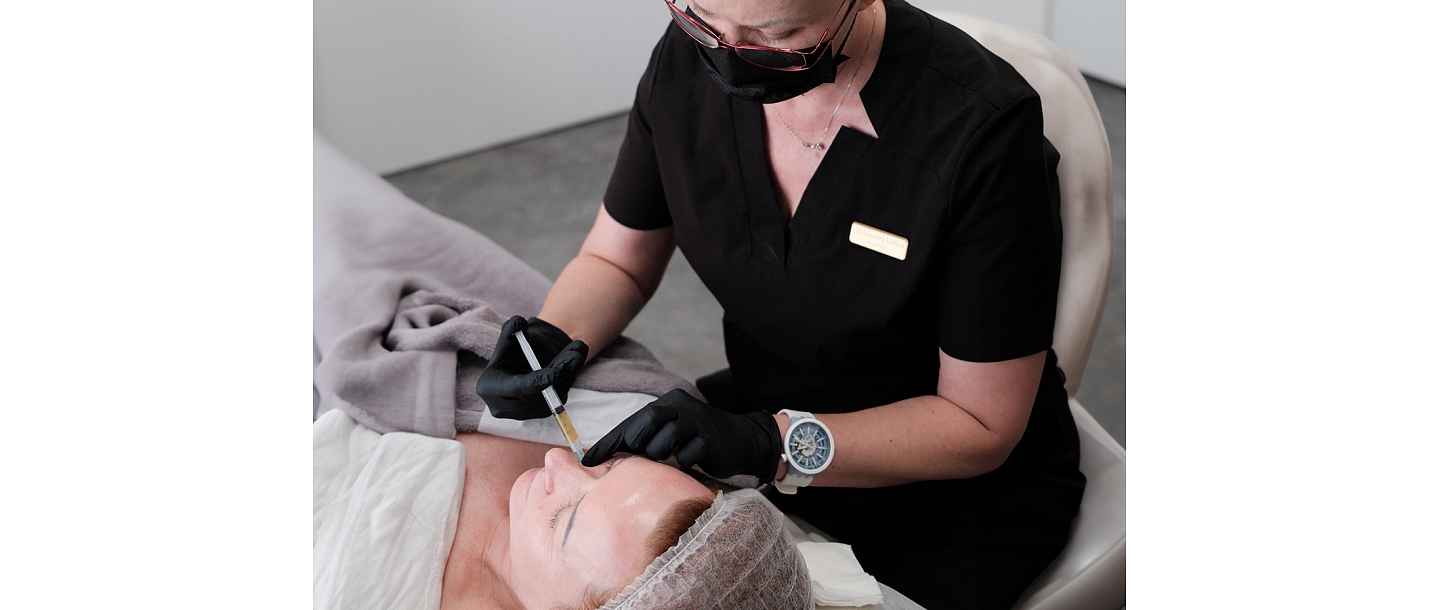 An experienced specialist performs a precise aesthetic injection procedure, ensuring a natural result and maximum patient comfort. The procedure is performed under sterile conditions, using high-quality preparations.