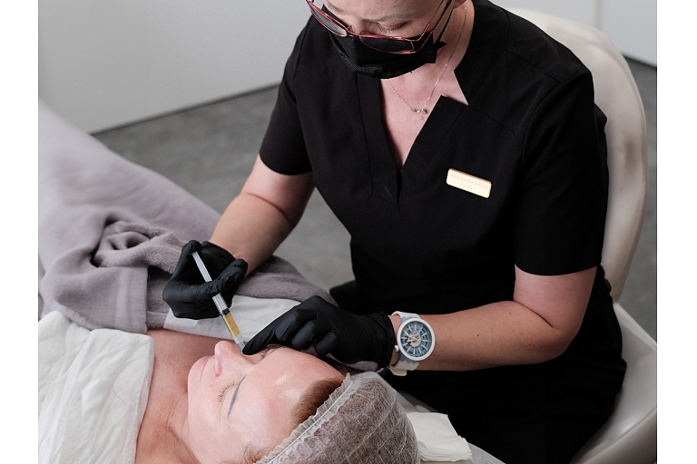 An experienced specialist performs a precise aesthetic injection procedure, ensuring a natural result and maximum patient comfort. The procedure is performed under sterile conditions, using high-quality preparations.