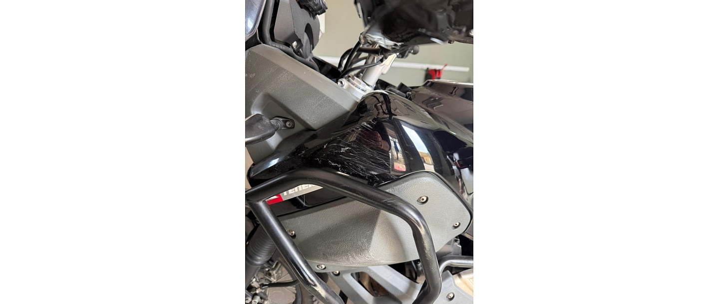Motocikla virsbūves skrāpējumu noņemšana