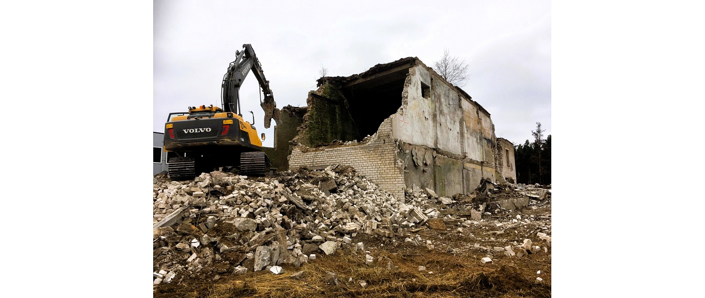 EkoDeal nodrošina drošus demontāžas darbus arī sarežģītos un ierobežotos apstākļos.