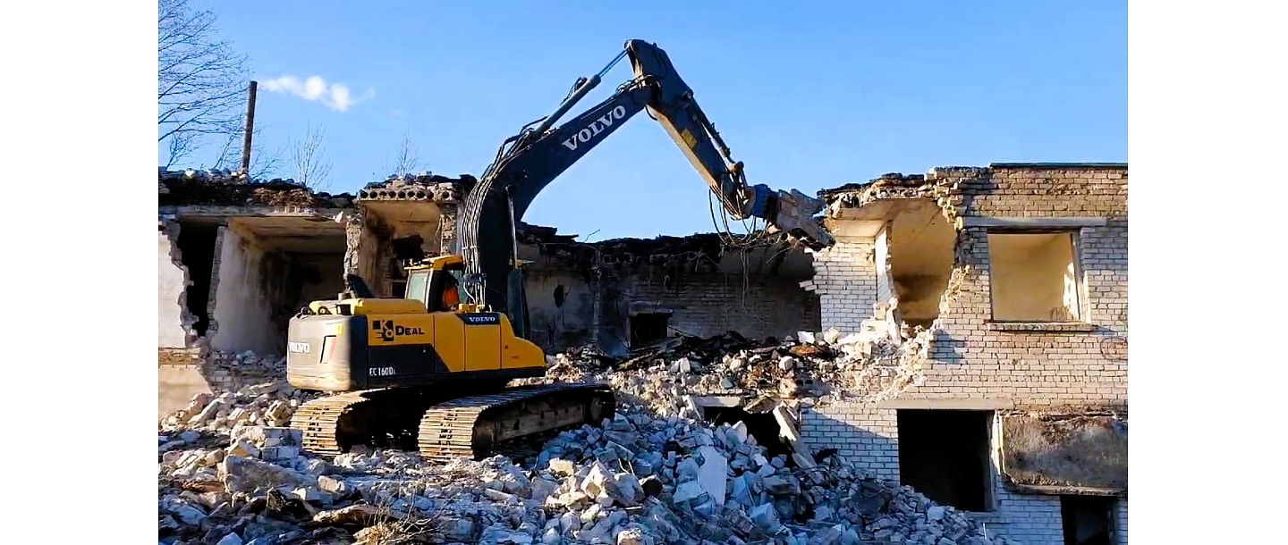 EkoDeal profesionāli veic ēku demontāžu, nodrošinot drošu un kontrolētu būvju nojaukšanu.