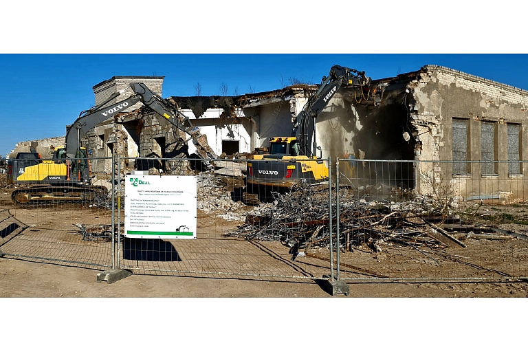 EkoDeal professionally dismantles buildings, ensuring safe and controlled demolition of buildings.