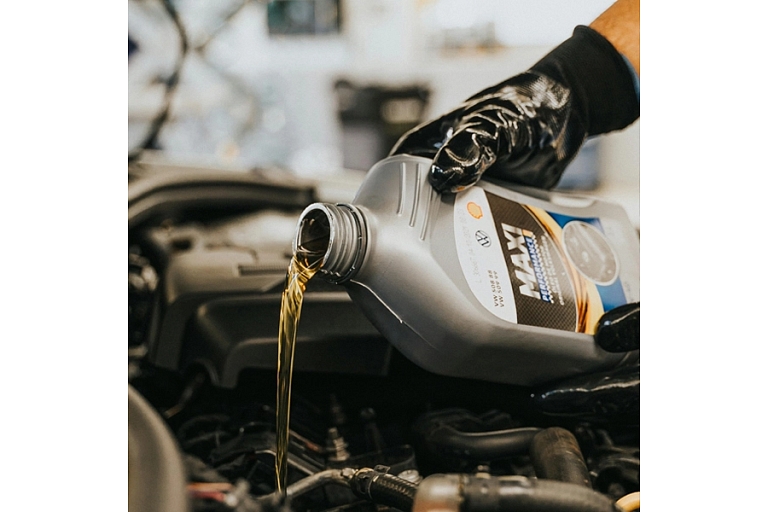 Engine oil change at a car service