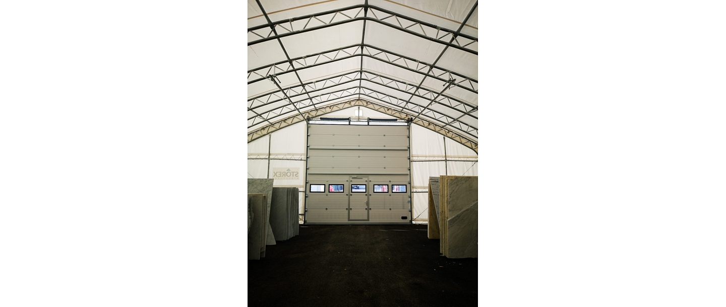 Lifting gate for tent hangar