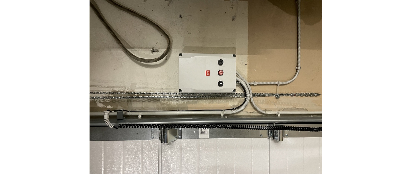 Automatic lifting gates