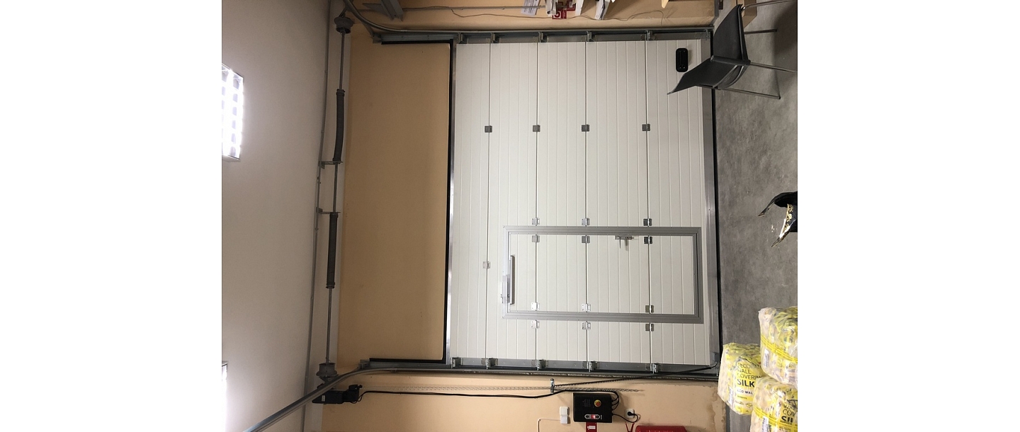 Lifting gates for warehouses