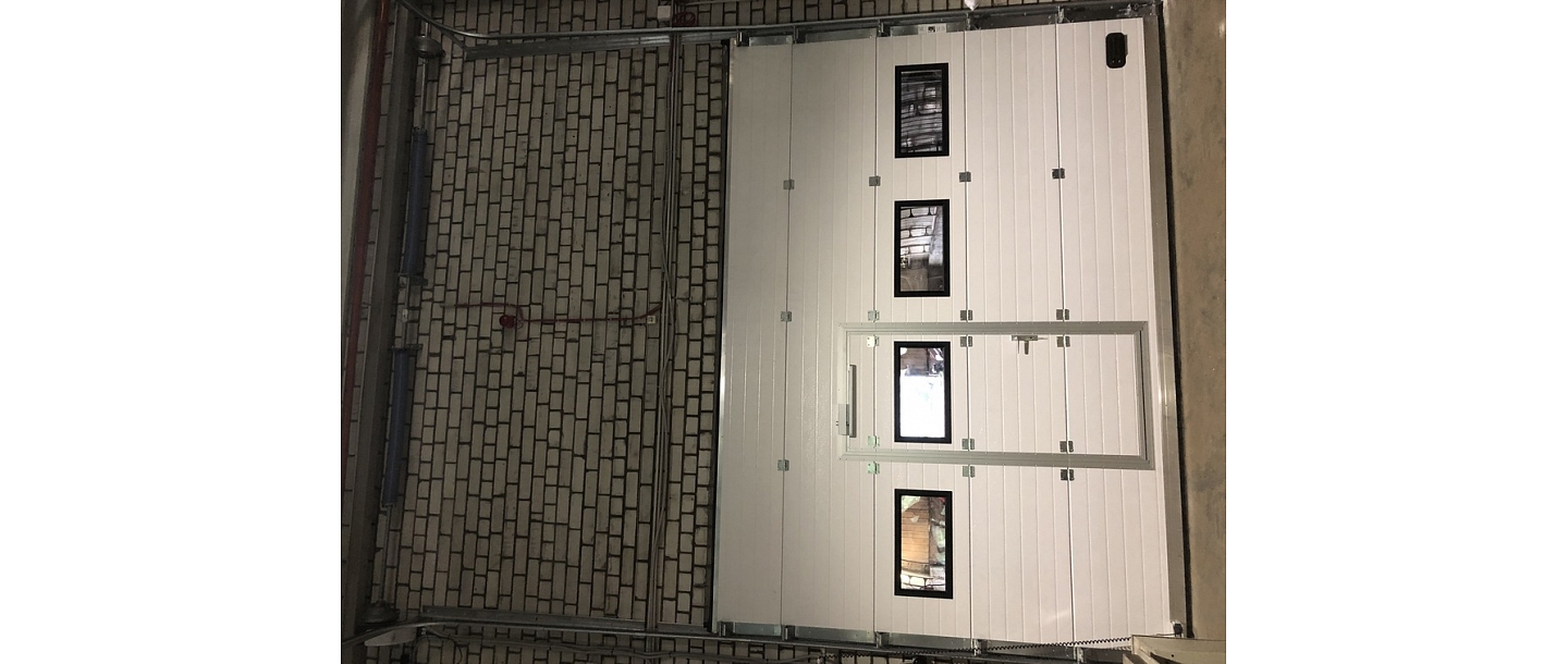 Lifting gates with doors