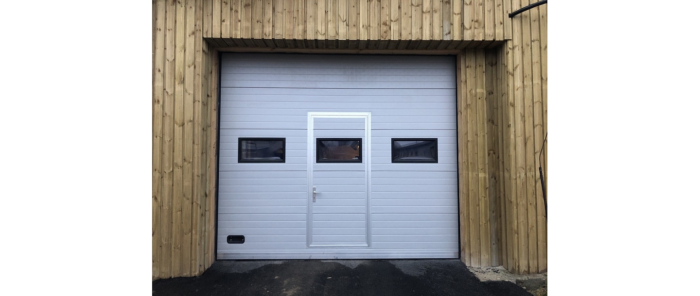 Rolling gates with windows